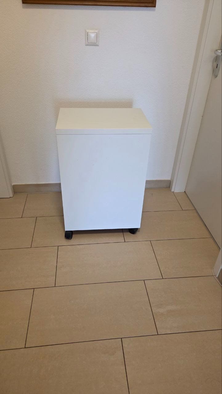 Ikea Banconi: Comodino bianco con 4 cassetti verdi su ruote – Usato da Penthalaz venduto da Painda 3