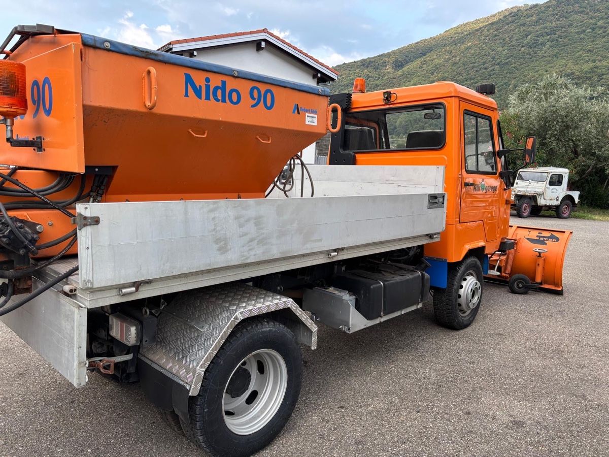 Véhicules utilitaires: Autocarro Multicar con spazzaneve e spargisale – D'occasion à Riva San Vitale par tft96 3