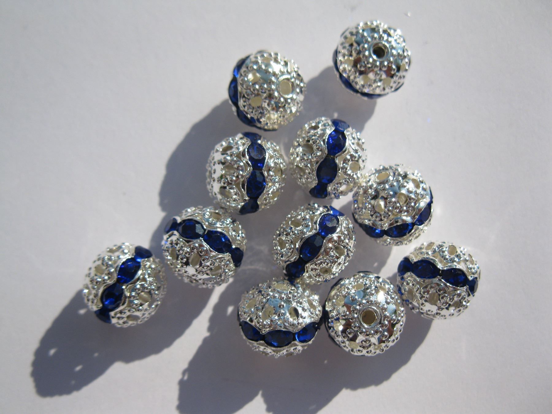 Perle (finte): 5 Filigrane Metallperlen, versilbert mit blauem Strass, 10mm – Nuovo e nell'imballaggio originale da St. Margarethen TG venduto da LuanaKa 1