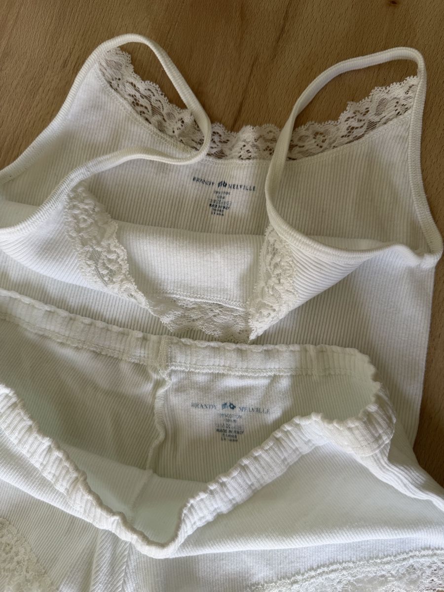 Brandy Melville Kleiderpakete: WHITE LACE CAMISOLE AND SHORTS SET – Gebraucht aus Genève von yav_9r9f 1
