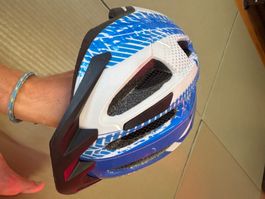 Velohelm Kinder blau weiss mit Ruecklicht