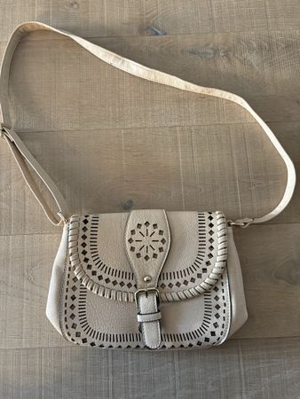  Umhängetasche Beige mit Lochmuster – Boho-Style