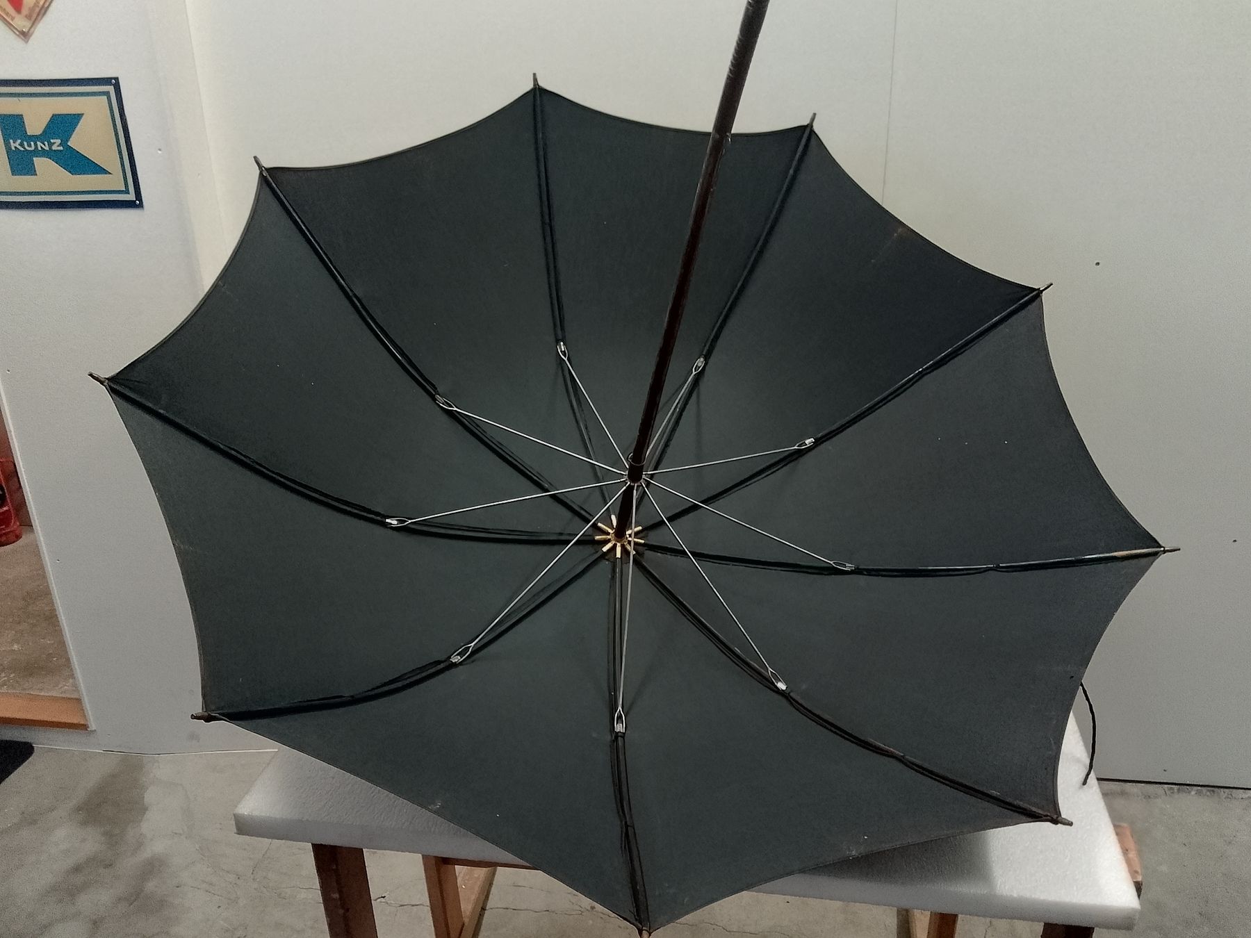 Ombrelli: Regenschirm schwarz mit Holzgriff, alt – Usato da Trubschachen venduto da Caddy8 2