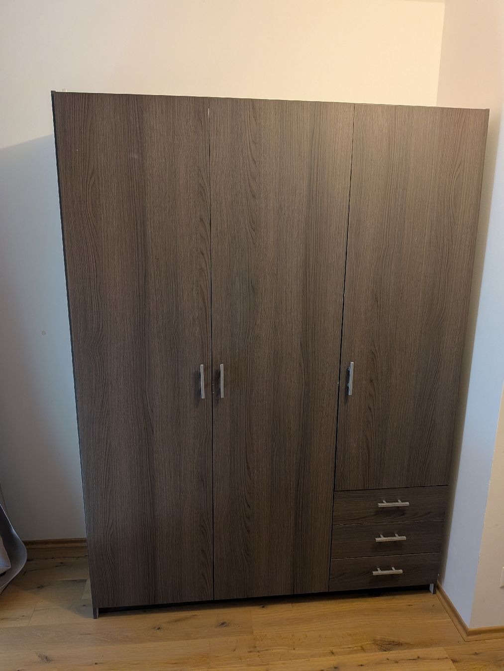 Porte manteau: Kleiderschrank 3 Türen mit Schubladen – D'occasion à Fribourg par dan_l7bc