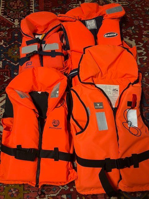 Giubbotti di salvataggio: Schwimmwesten – Usato da Winterthur venduto da Flocko