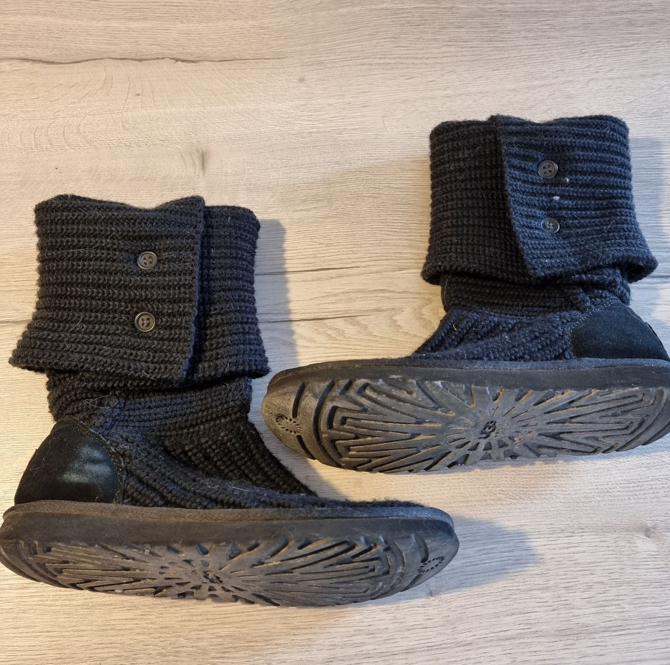 Ugg Damenschuhe: Bottes UGG Cardy – Gebraucht aus st-Léonard von Pegaze0 1