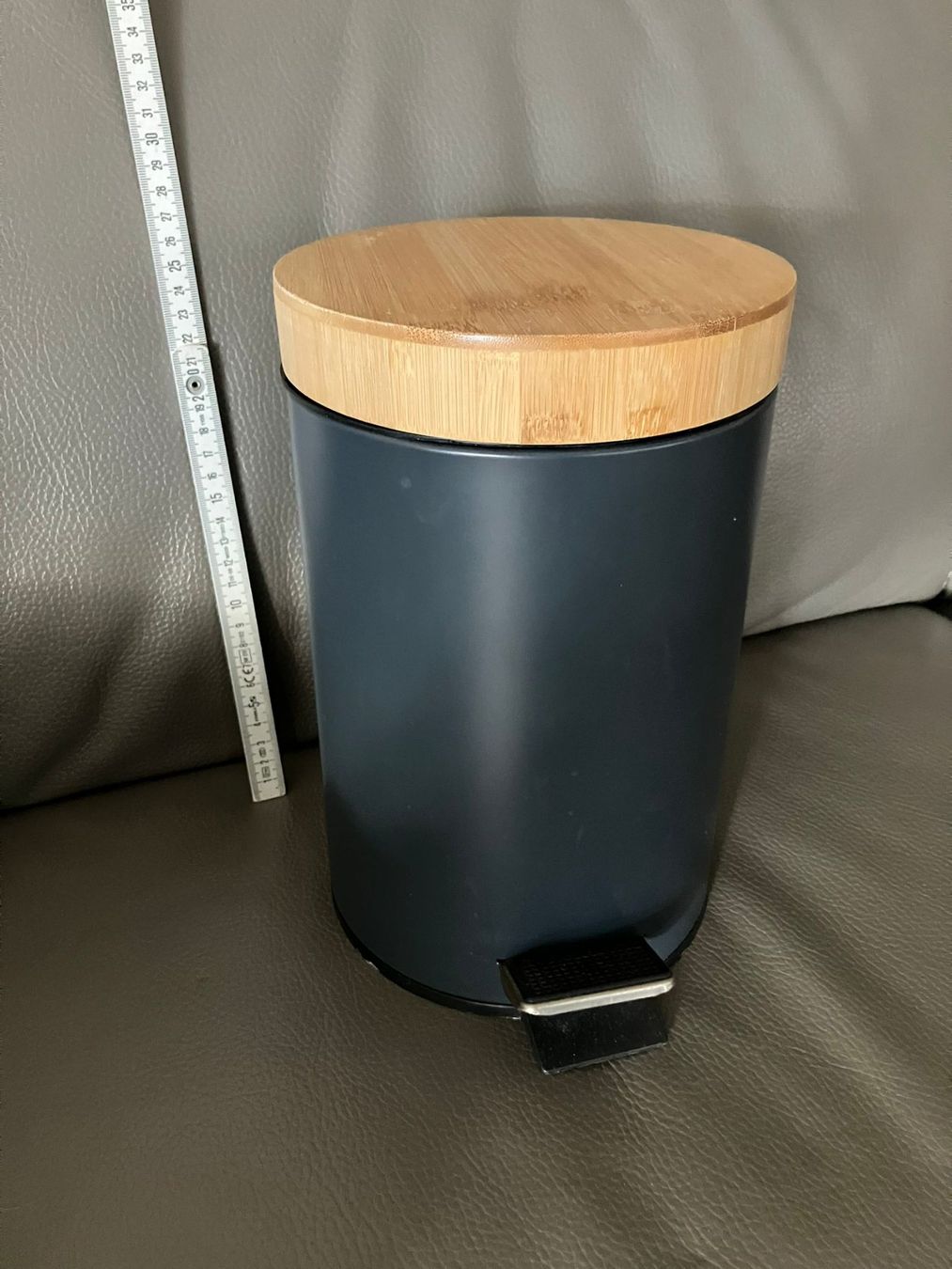 Ikea Cestini per rifiuti: Cestino nero con pedale e coperchio in legno Ikea – Usato da Melano venduto da H-Sara 2