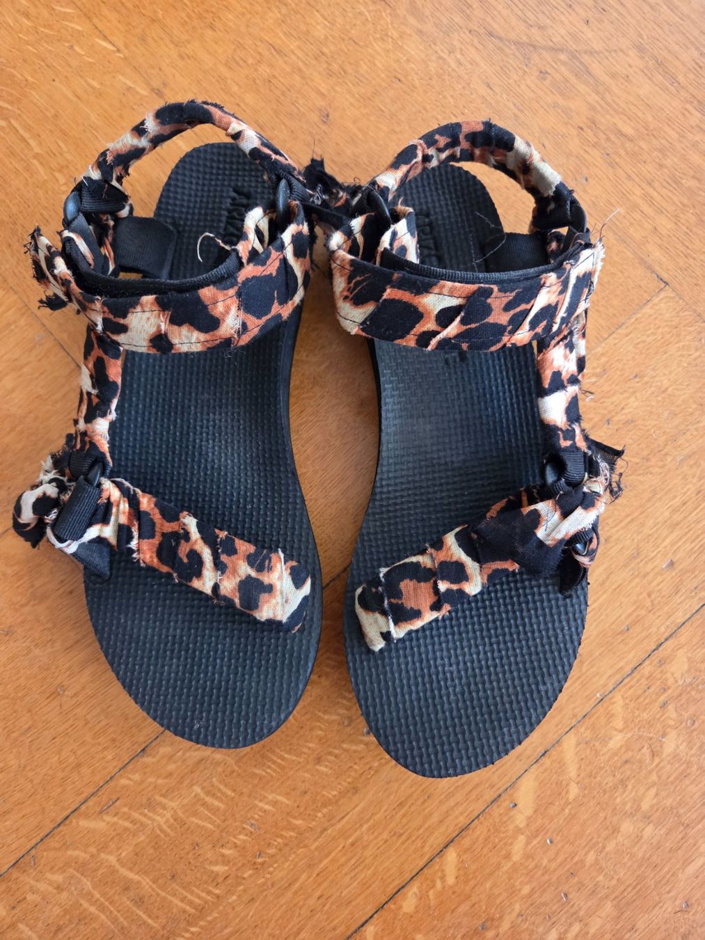 Scarpe da uomo: Arizona Love sandales à scratch léopard – Usato da Martigny venduto da ChrisMonc