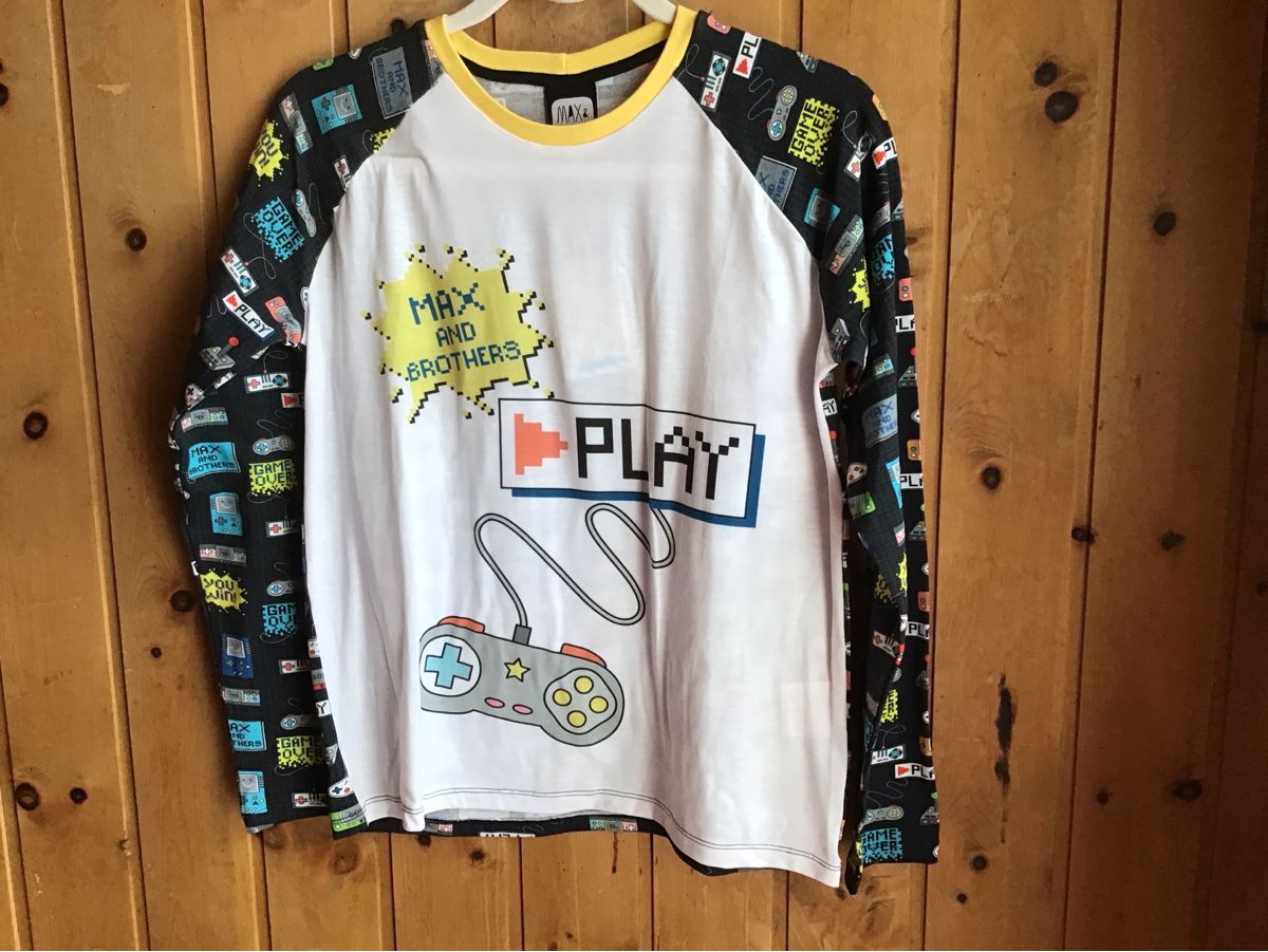Hemden, T-Shirts & Polos: MAX AND BROTHERS Langes Shirt mit Controller Print Grösse  – Neu und originalverpackt aus Samedan von dim_wd9v
