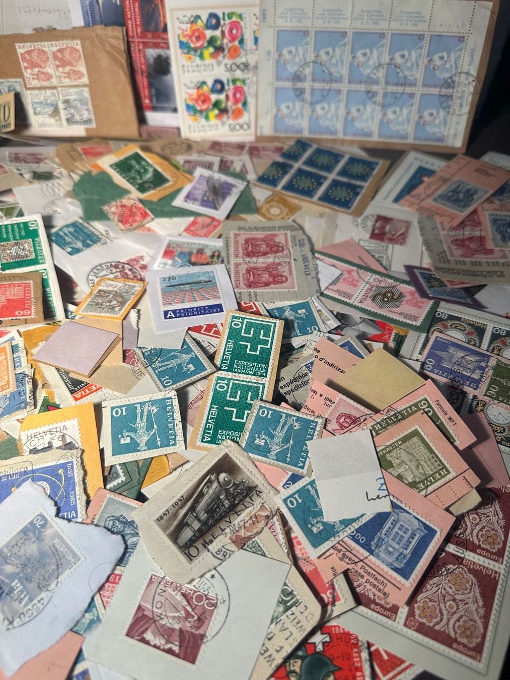 Tutti i francobolli: XXL Karton Briefmarken zum Ablösen – Usato da Stettfurt venduto da 2442 8