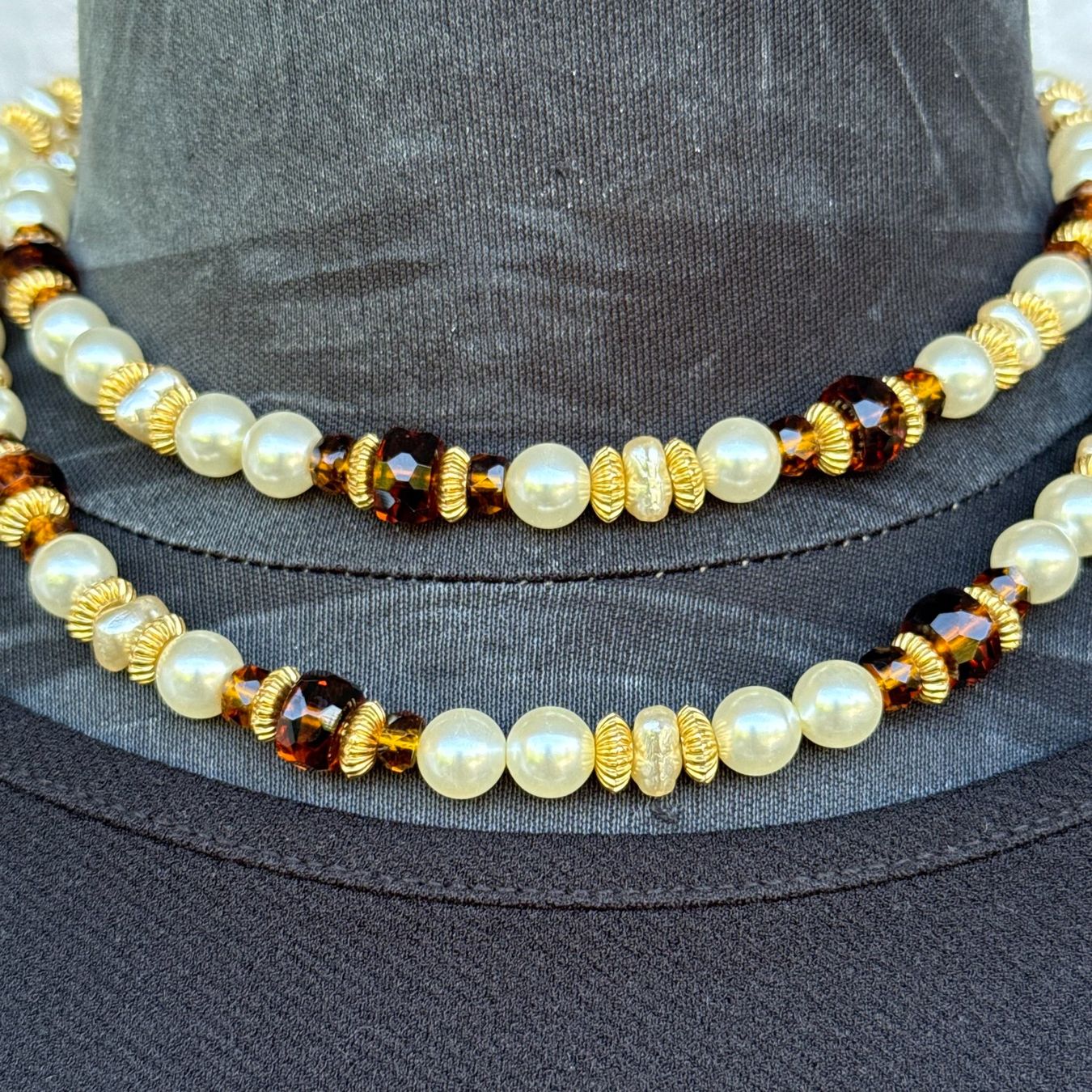 Catenine: Collier long perles blanches et perles ambrées facettées – Usato da Thônex venduto da Suisse.Shopping 5