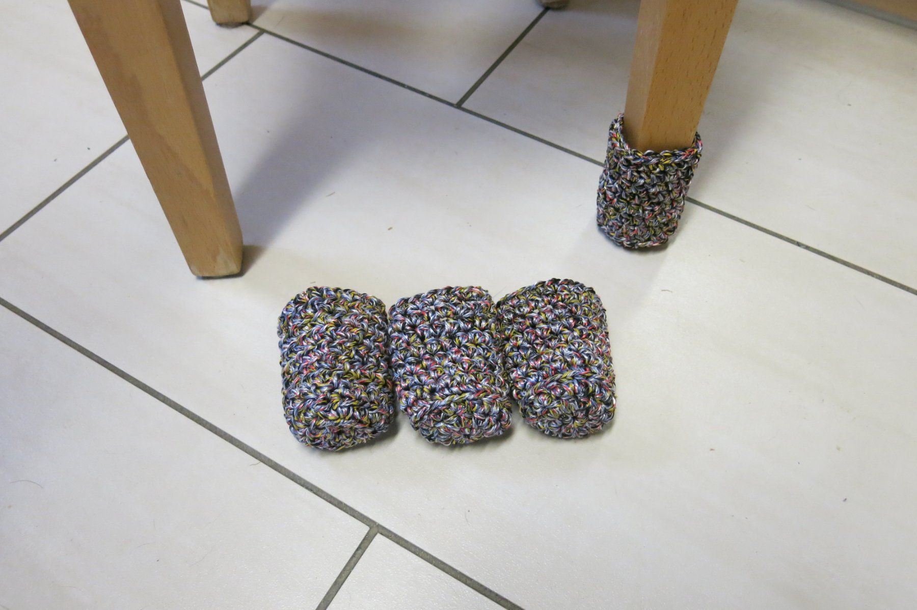 Tutte le decorazioni: Stuhlsocken / 1 Set = 4 Stück / gehäkelt – Nuovo (secondo la descrizione) da Schaffhausen venduto da Espressoo7 1