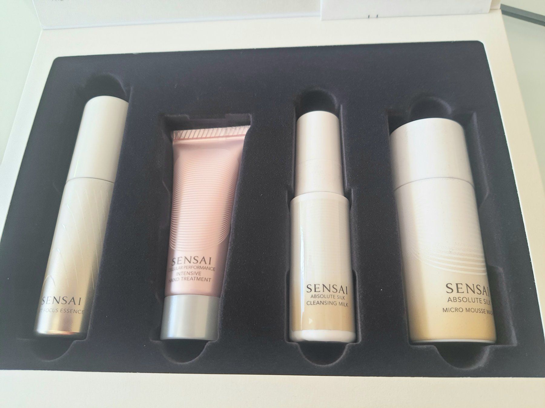 Sensai Cura del viso: Sensai Induction Kit Silk - Travel Set – Nuovo e nell'imballaggio originale da Zollikerberg venduto da Sell-Buy-it 3