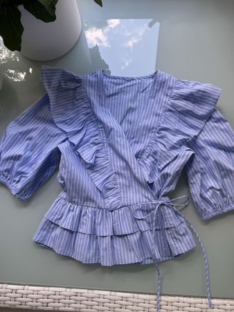 Sommerliche Bluse mit Rüschen, Grösse M, gestreift