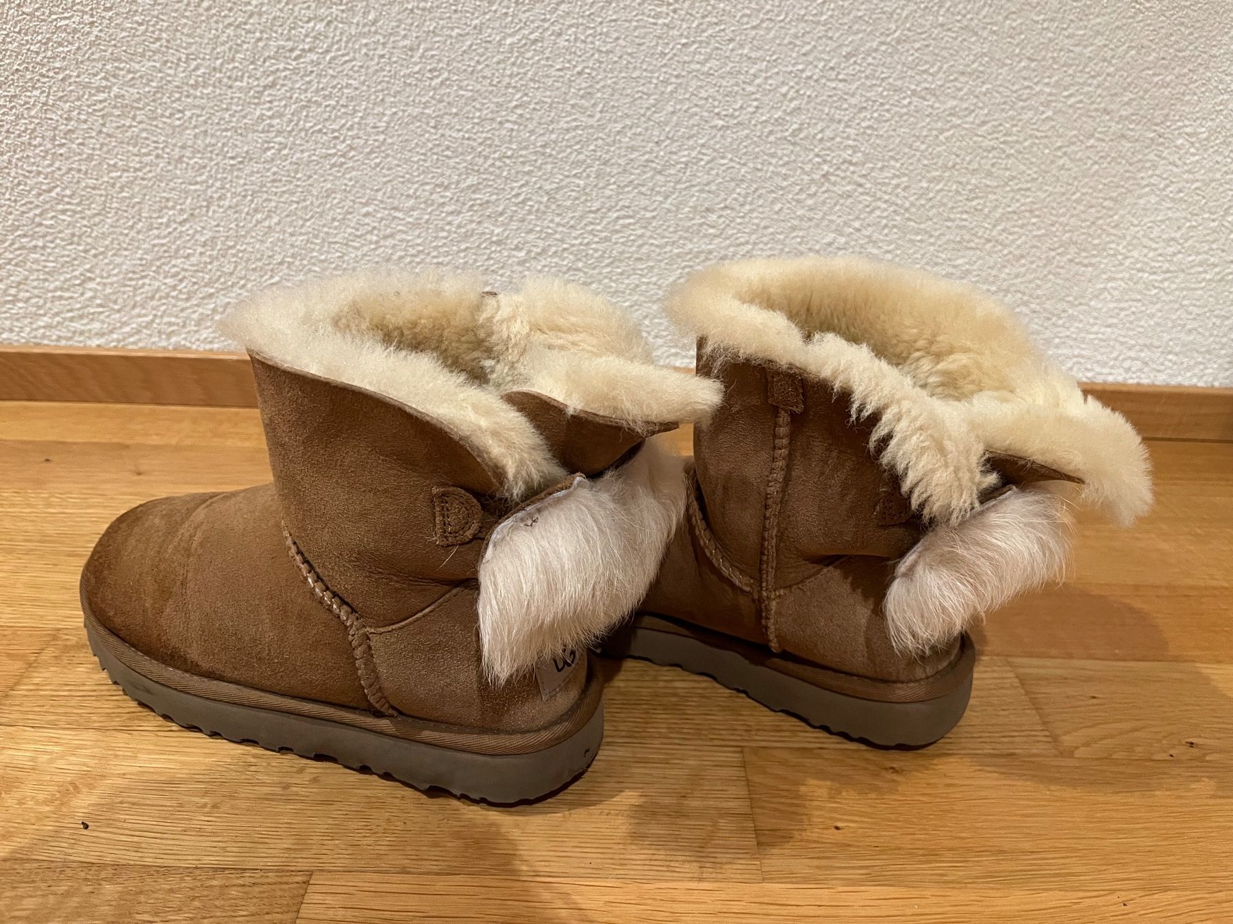 Ugg Scarpe da donna: Ugg Boots Mini mit Bow camel-braun Gr38 – Usato da Wollerau venduto da bri_s9qv 2