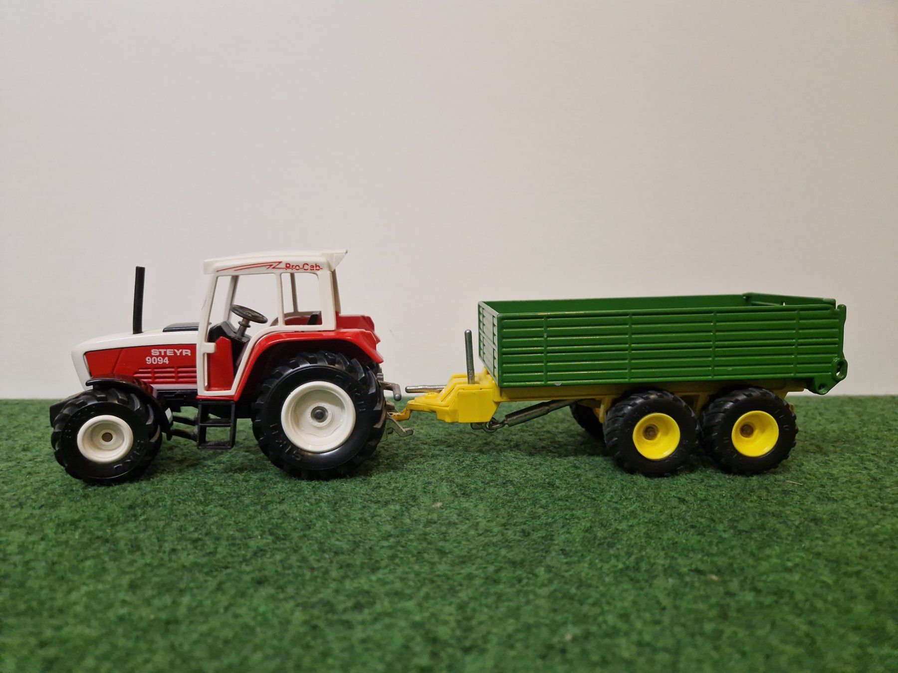 Siku Spielzeuge: Steyr 9094 Traktor von Siku mit Anhänger 1:32 – Gebraucht aus Thun von ZweifelChipss