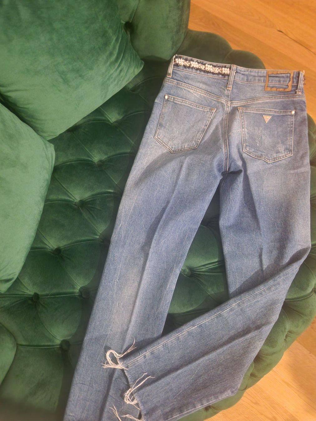 Guess Jeans: GUESS Damenjeans in Grösse 27 mit Perlengürtel – Usato da Emmen venduto da GrabandGo 1