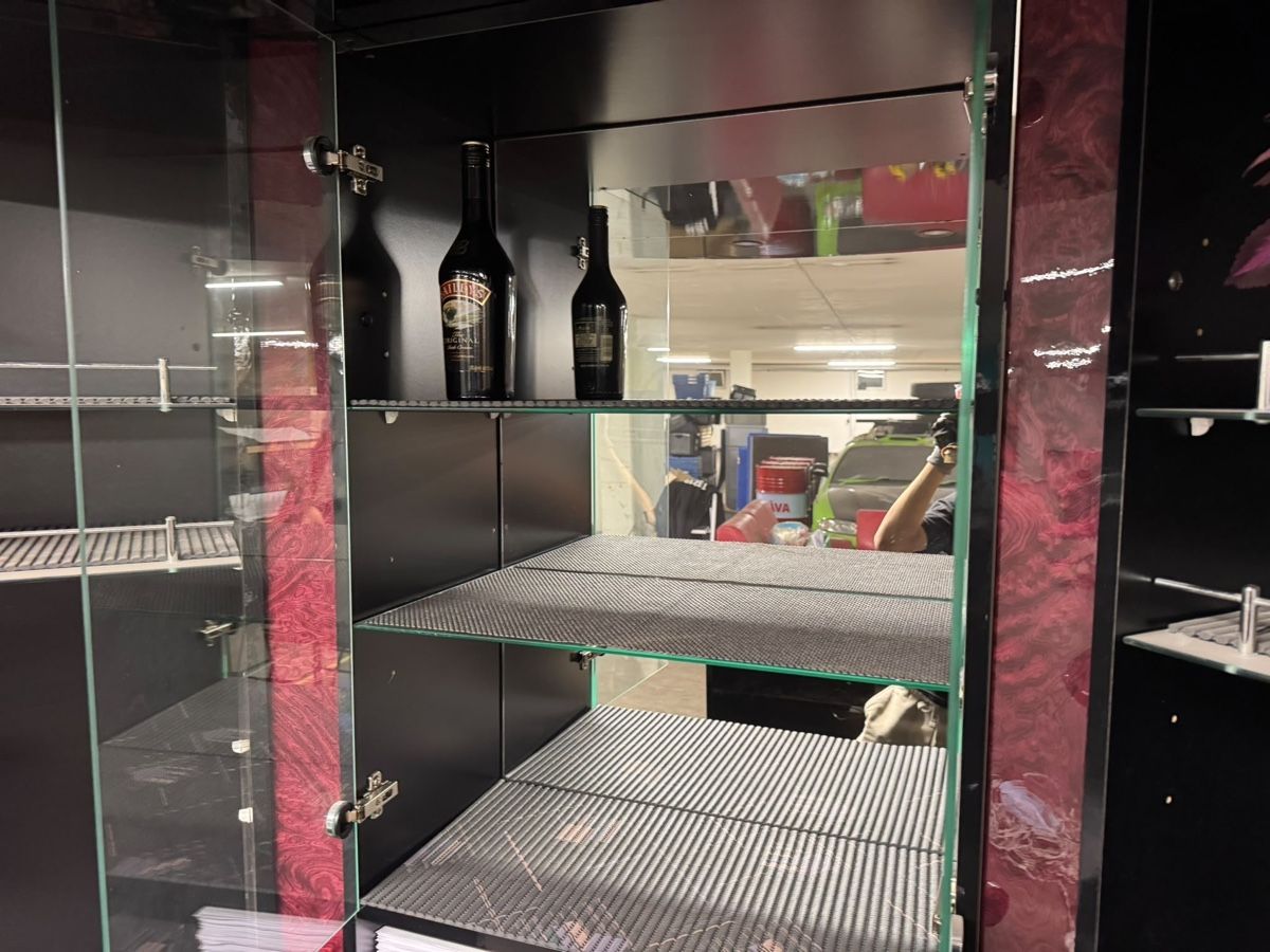 Sonstiges für Firmenanlässe & Parties: Notfall-Verkauf : Wunderschöne Bar mit Tisch – Gebraucht aus Ebmatingen von Revivetrade 7