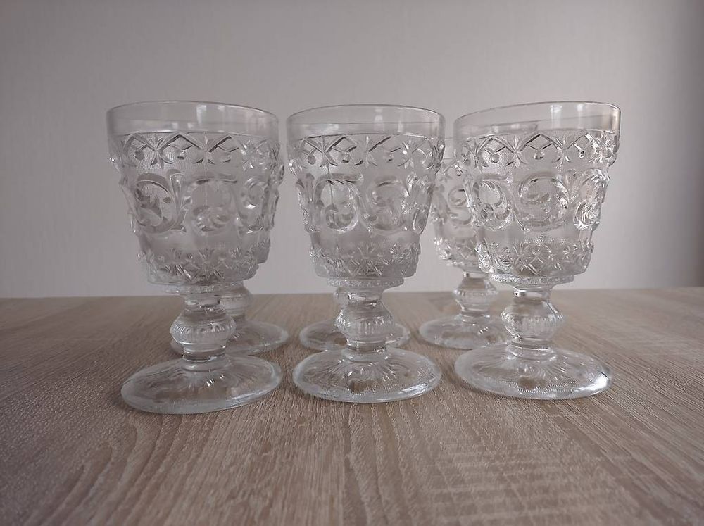 Vintage Pressglas Gläser, 6 Stück, elegant & dekorativ (Gebraucht) in ...