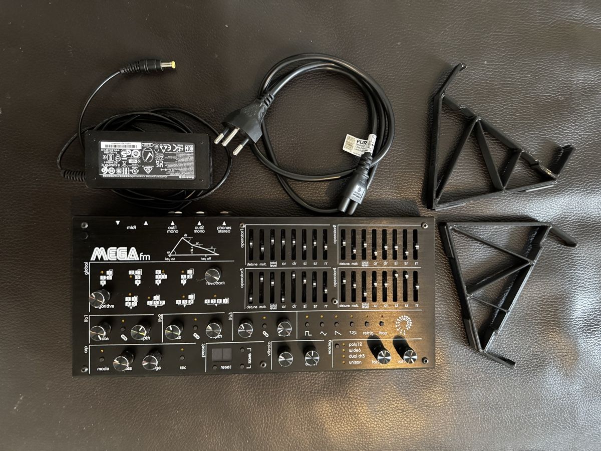 Strumenti musicali: Twisted Electrons MEGAfm MKII mit Stand – Usato da Zürich venduto da 1cut2 5