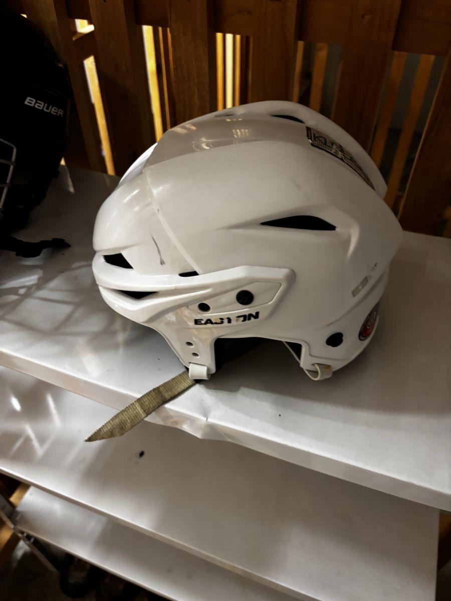 Caschi: Verschiedene Eishockey Helme – Usato da Gossau SG venduto da jakob5.342 8