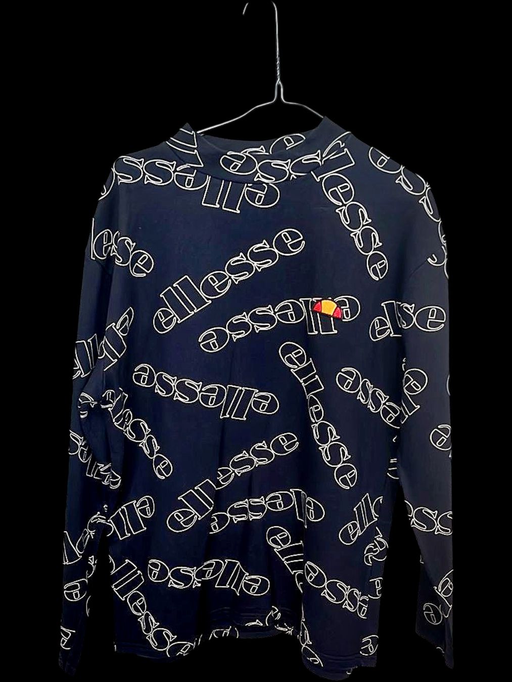 Ellesse T-Shirts: Ellesse Schwarzes Allover-Logoprint Langarm-Sweatshirt - – Gebraucht aus Zug von vinokilo 1
