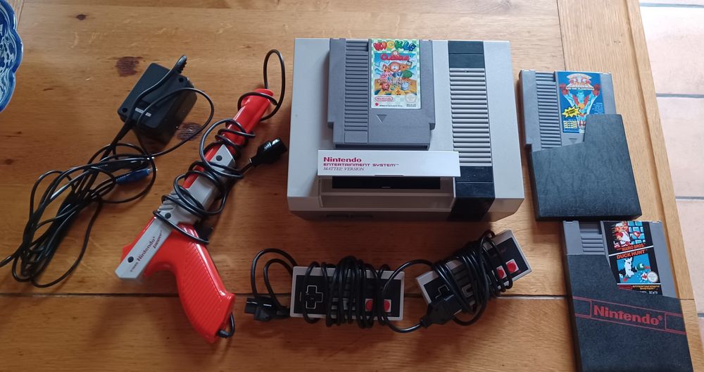 Nintendo NES –Set mit Zapper, 2 Controllern & Spielen (Gebraucht) in ...