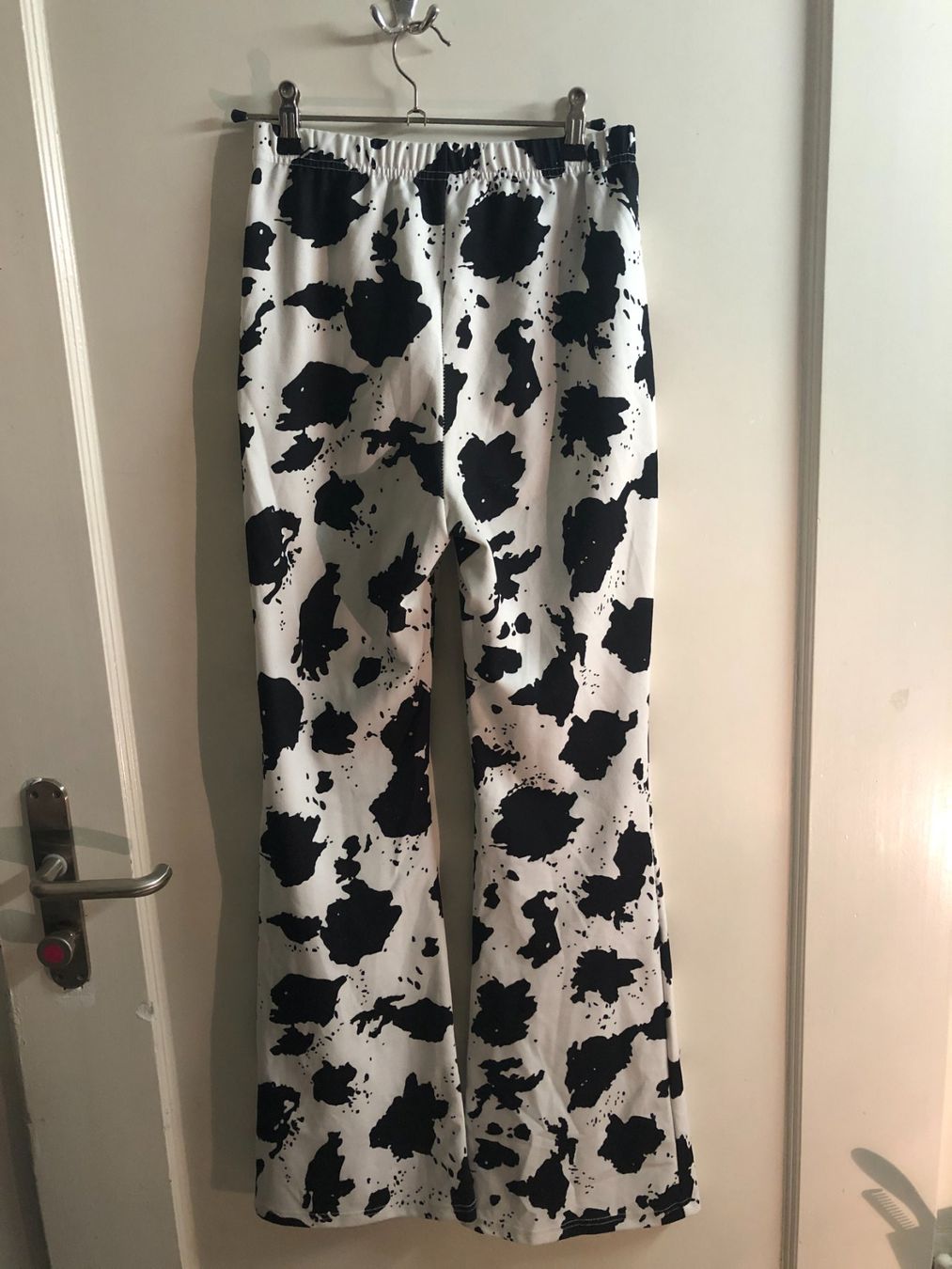 Pantaloni: Flared Stoffhose // Kuhmuster // S – Usato da Zürich venduto da aurelia_nater 1