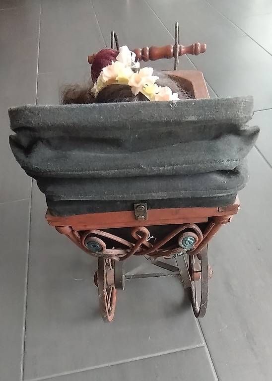 Carrozzine per bambole: Puppenwagen mit 4 Puppen – Usato da Grosshöchstetten venduto da Onemiles 2
