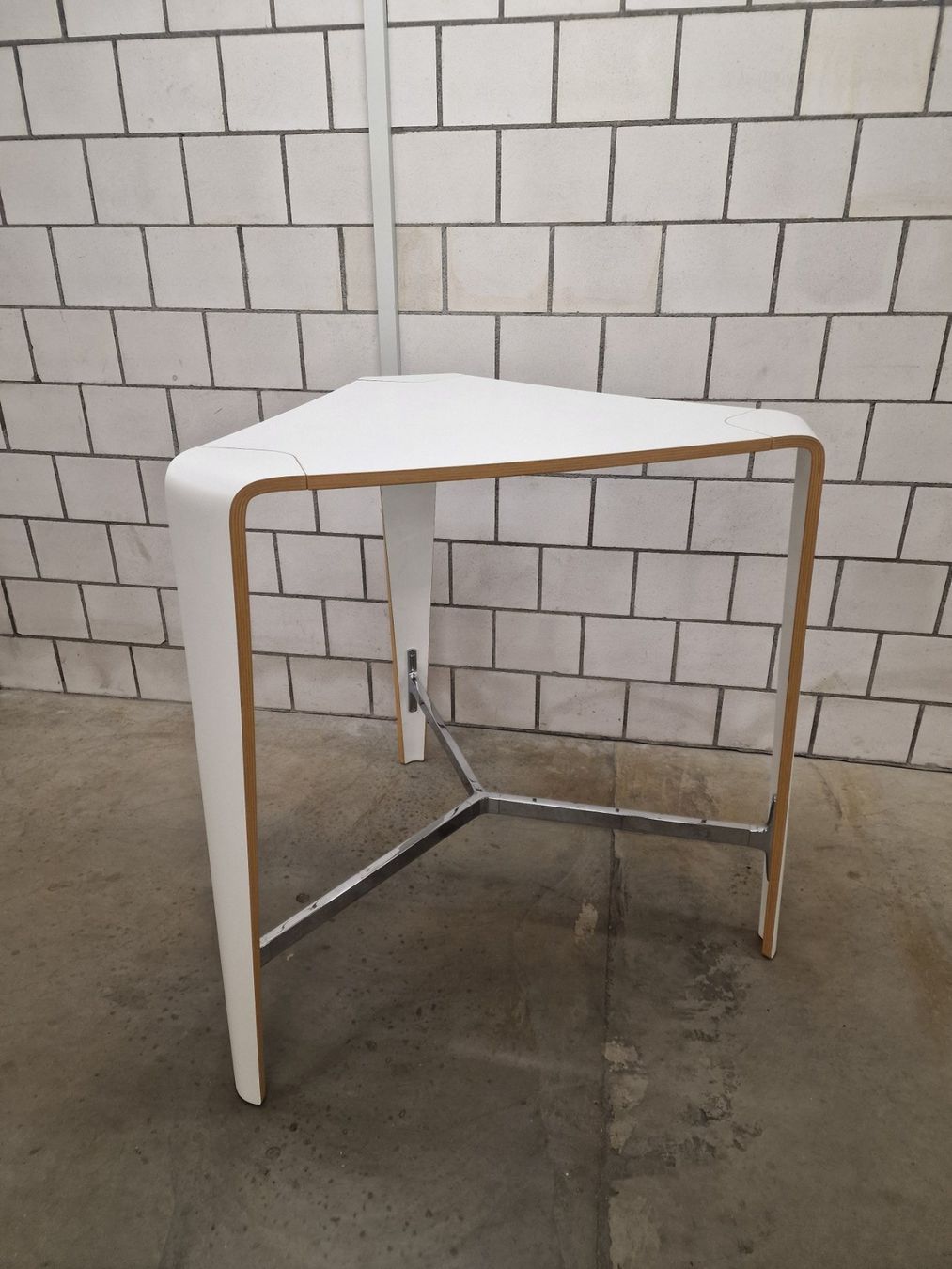 Tische: Brunner Hoc - Stehtisch / Bartisch weiss – Neu (gemäss Beschreibung) aus Urtenen-Schönbühl von brunner-ag