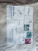 Briefmarken auf Packpapier