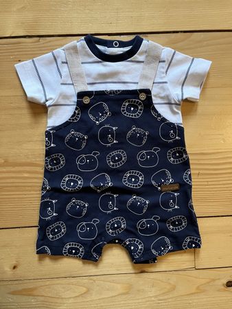 Sommerlicher Baby-Jumpsuit mit Tierli-Muster, Grösse 56