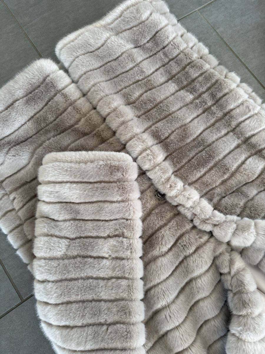 Cappotti: Faux Fur Mantel – Nuovo (secondo la descrizione) da Humlikon venduto da Markenmaus 2