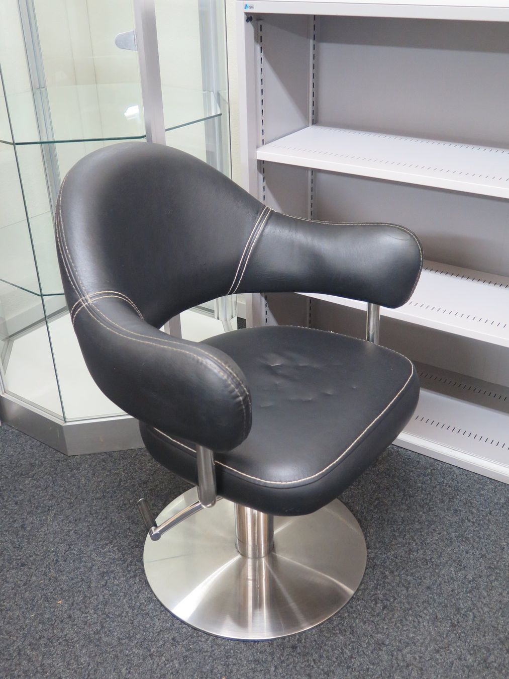 Poltrone: Coiffeurstuhl Gewerbe Salon Sessel – Usato da Rümligen venduto da StefanDerendinger 2
