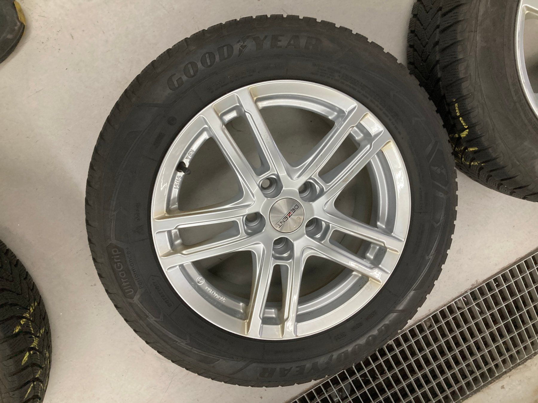 Volvo Pneumatici & Ruote complete: Volvo V60 Winterräder 215/60R16 – Usato da Cham venduto da WB2223 2