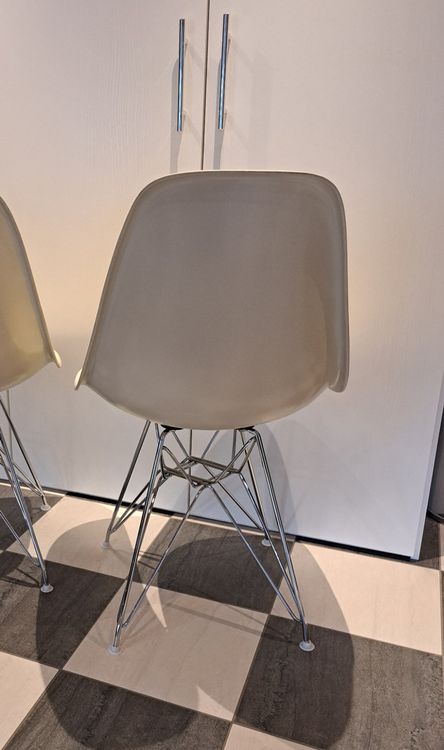 Eames Side Chair Fiberglas mit Eiffel Base von Vitra 4
