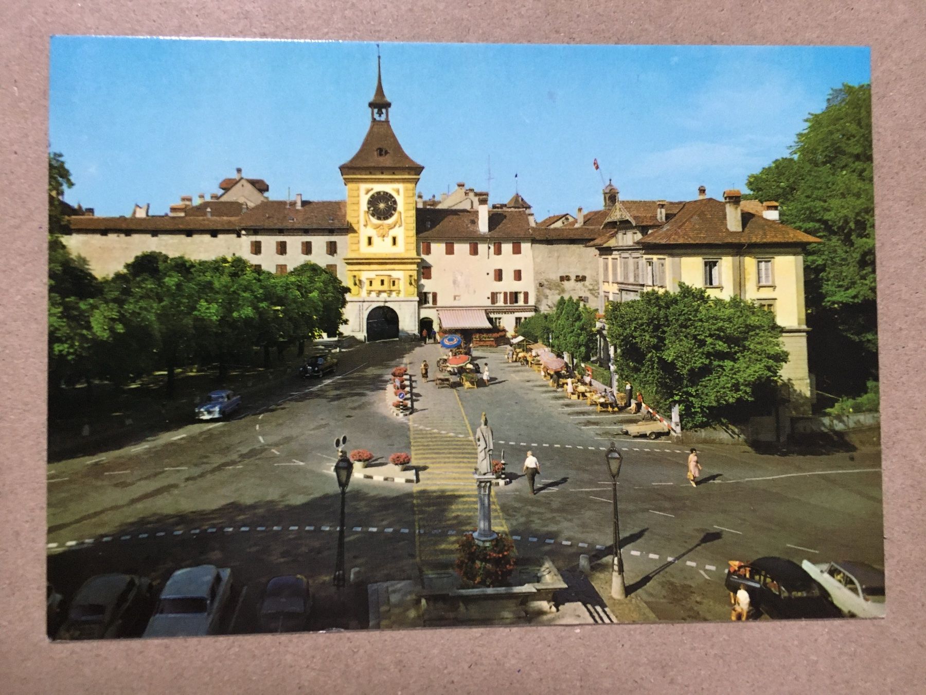 Cartoline postali: AK Murten Morat Stadttor stark belebt – Usato da Küttigen venduto da Melisch1000