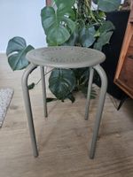 Kleiner grüner Metallhocker – Hübscher Akzent!