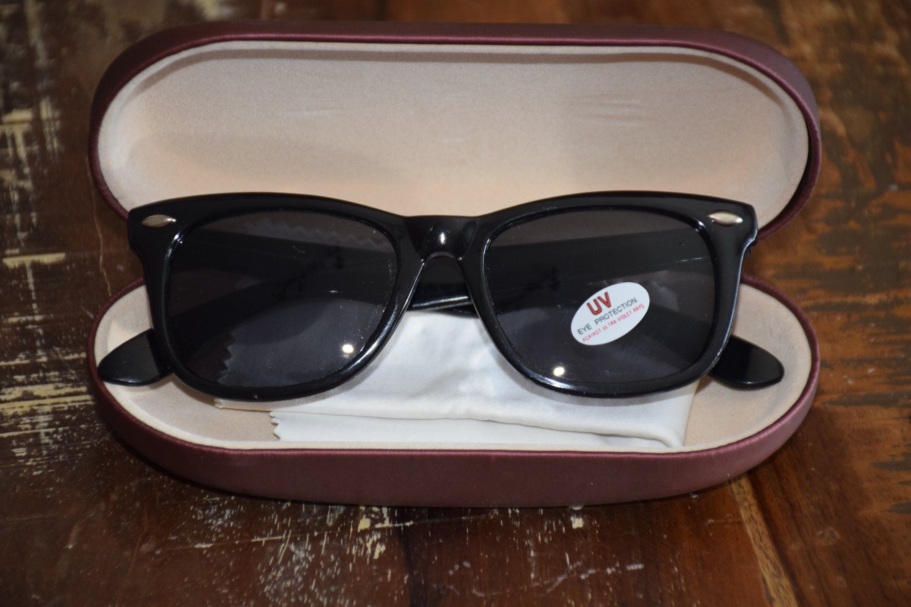 Occhiali & Lenti: Sonnenbrille mit Etui – Nuovo (secondo la descrizione) da Wetzikon ZH venduto da Wetzicardo25 1