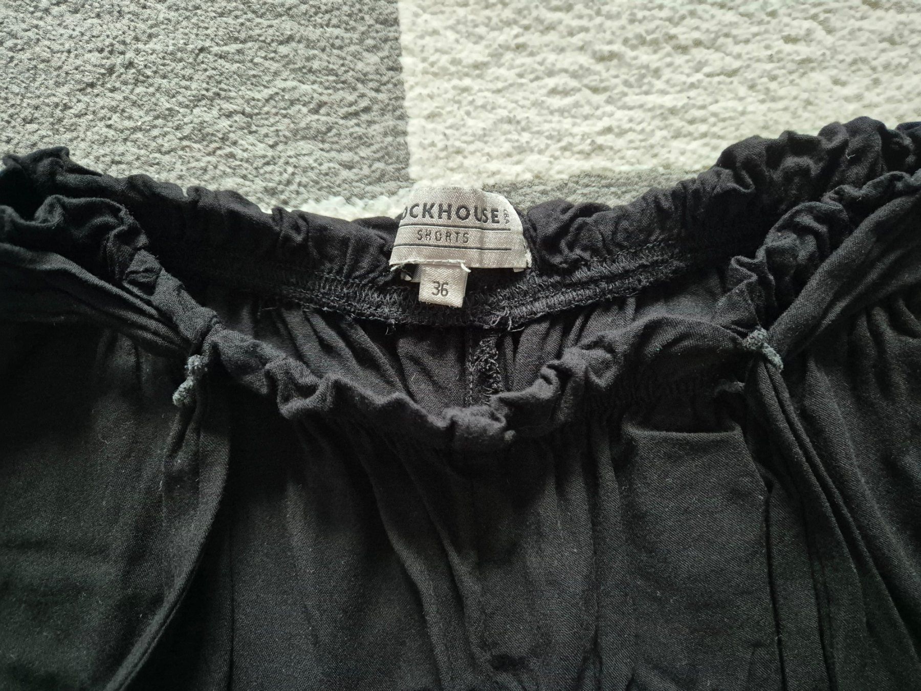 Pantaloni: Schwarze Shorts Gr. 36, C&A – Nuovo (secondo la descrizione) da Münchenstein venduto da soistes 1