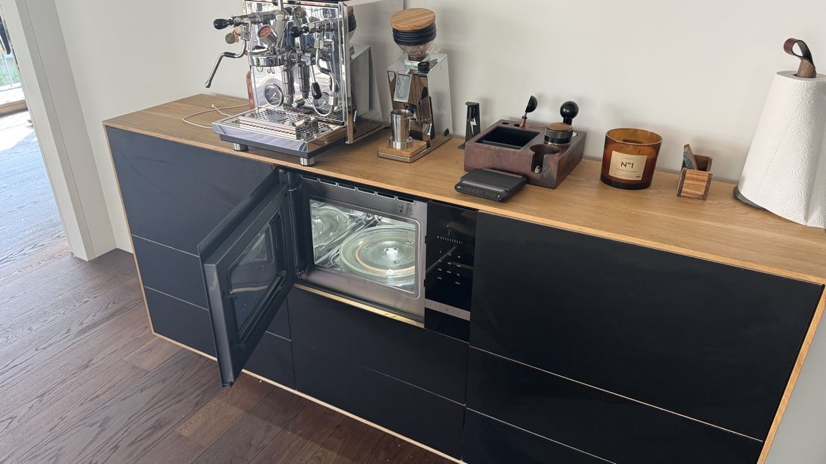Credenze: Sideboard with built in microwave custom made – Usato da Rüschlikon venduto da sergir 1