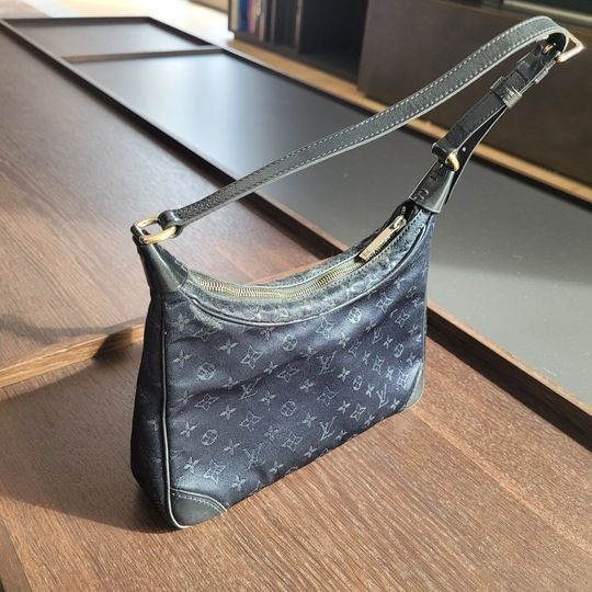 Louis Vuitton Borse da donna: LOUIS VUITTON Small Black Satin and Leather Trim + Monogram – Usato da Chavannes-des-Bois venduto da sarahzo 5