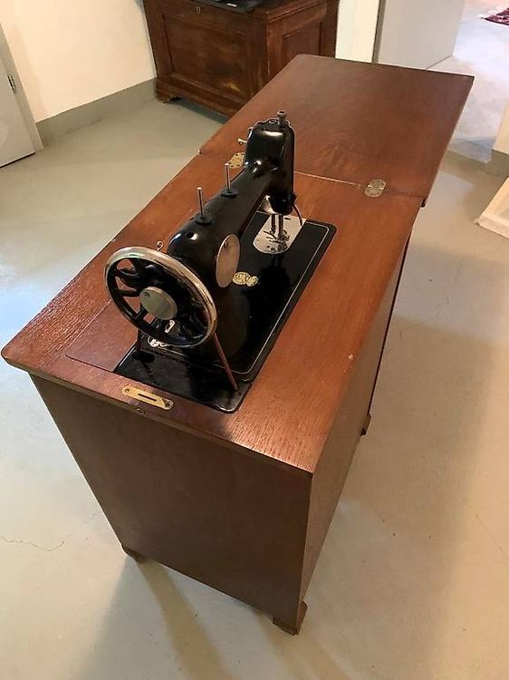 Schne Alte Nhmaschine Mit Tisch Fotos