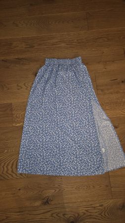 Sommer Rock, Blumenmuster, Gr. M, mit Schlitz, neuwertig