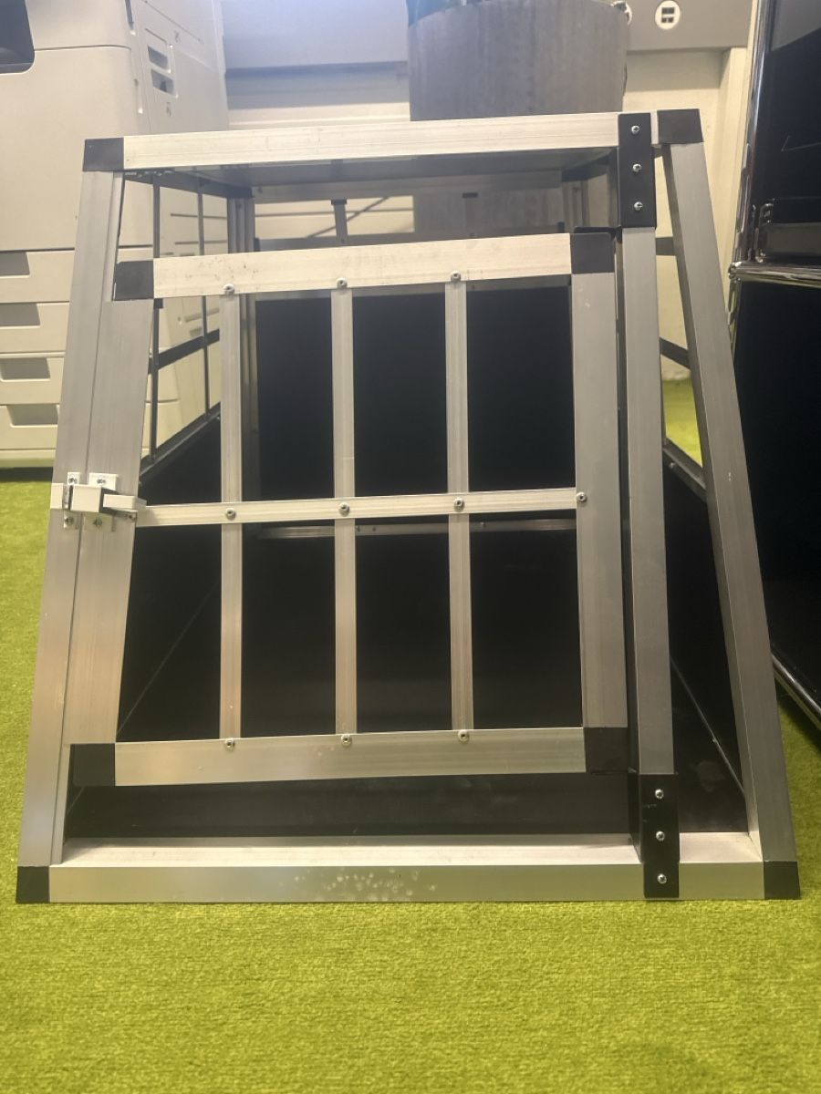 Gabbie, trasporto & Sicurezza: Hundebox Alu – Usato da Igis venduto da vobama
