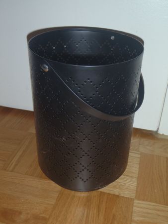 Schwarzer Metallkorb mit Henkel, Deko
