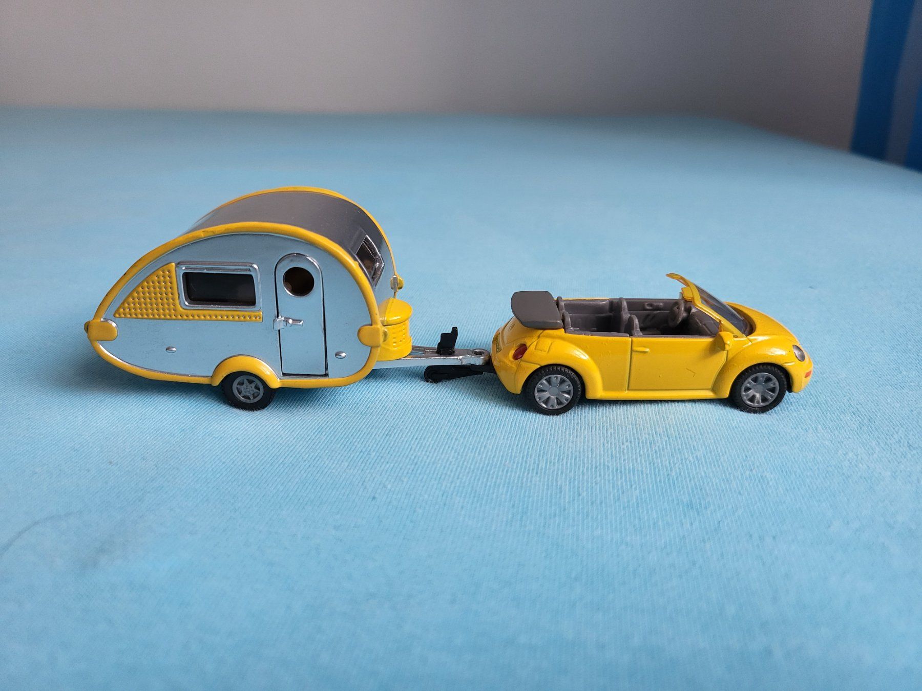 Siku Modellini d'auto: VW Beetle Cabriolet & Camping Trailor – Nuovo (secondo la descrizione) da Glattbrugg venduto da PhilKrill 2