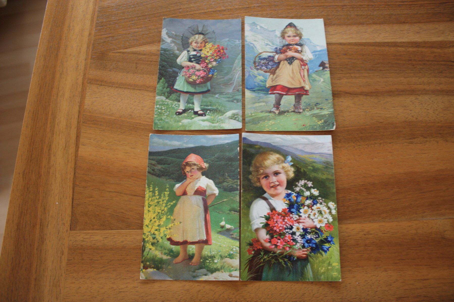 Ansichtskarten: 4 alte Postkarten mit Trachtenmädchen – Gebraucht aus Spiez von Trollius09 1