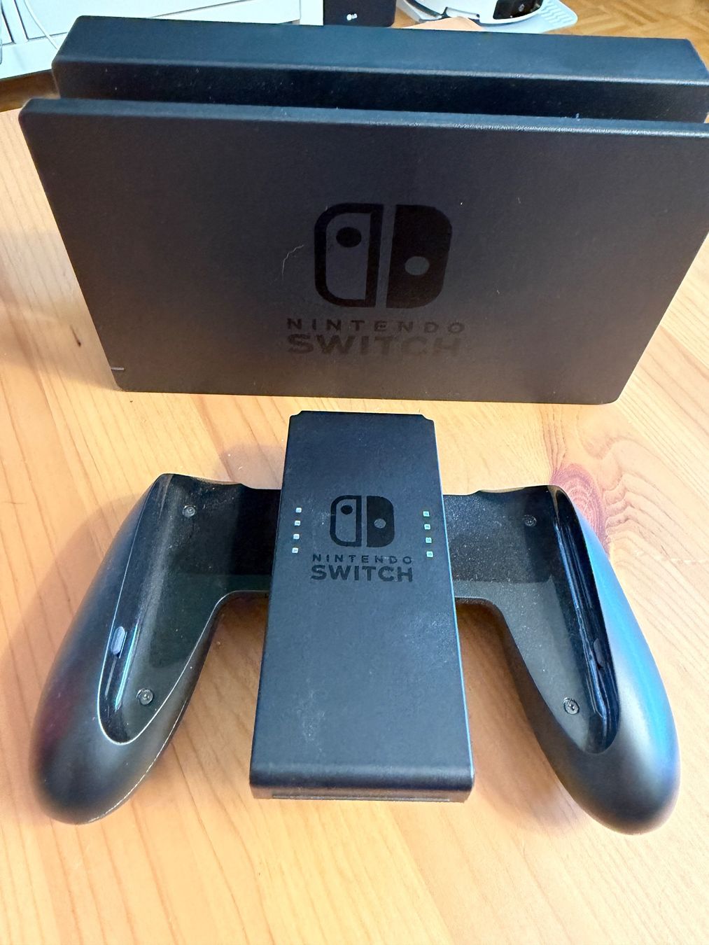 Nintendo Konsolen: Nintendo Switch console, gris, avec accessoires, bon état – Gebraucht aus Romanel-sur-Lausanne von pal_wwb8 4