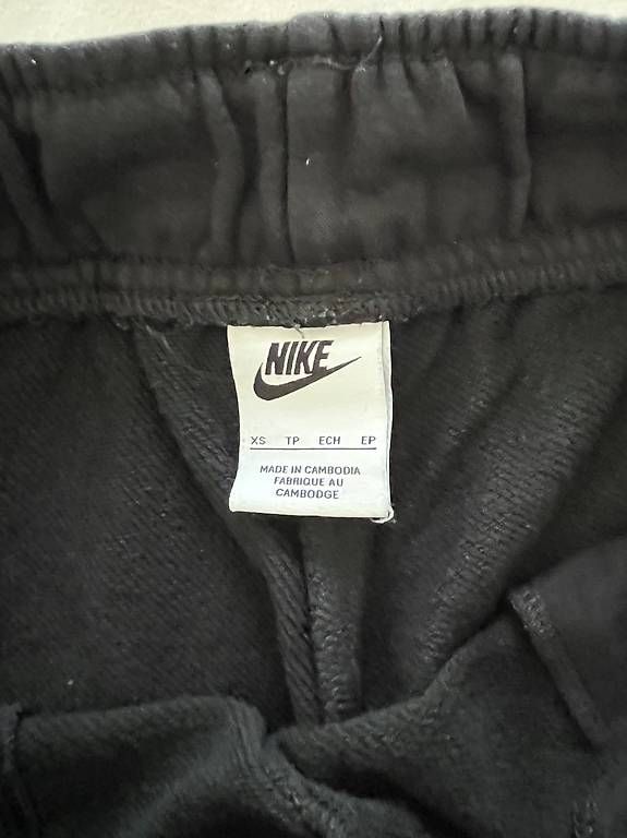 Lotti di vestiti: Ensemble Nike (pull en M et short en XS) – Usato da Chavannes-des-Bois venduto da dvergani 3